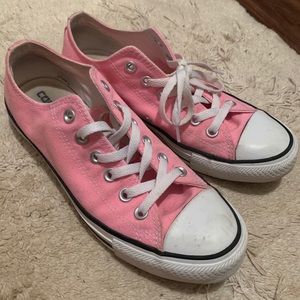 Women’s pink converse